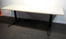 Skrivebord med elektrisk hevsenk i bjerk laminat / sort fra EFG, 180x80cm, pent brukt