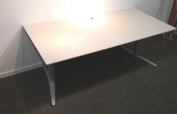 Skrivebord med elektrisk hevsenk fra Edsbyn i hvitt, 160x80cm, pent brukt