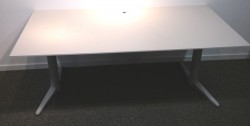 Skrivebord med elektrisk hevsenk fra Edsbyn i hvitt, 160x80cm, pent brukt