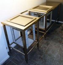 Rustfri stålbenk for kantine, 247,5cm bredde, med brettbrønn, bakkebrønn og tallerkendispenser, pent brukt