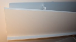 Vegghylle i hvit laminat for storkjøkken, 160cm bredde / 35cm dybde, 1 hylleplan, kant i front, pent brukt