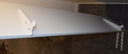 Vegghylle i hvit laminat for storkjøkken, 160cm bredde / 35cm dybde, 1 hylleplan, kant i front, pent brukt