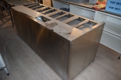 Oppvaskrack i rustfritt stål til kantine/kafe, med bestikk, kopp/glass og tallerkensortering, 210cm bredde, pent brukt
