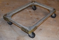 Brett-tralle på 4 hjul 43 cm x 63 cm,, for 40x60 max kassemål, pent brukt