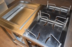Rustfri stålbenk for kantine, 140cm bredde, med brettbrønn for kantinebrett og tallerkendispenser, pent brukt 2015-modell