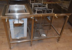 Rustfri stålbenk for kantine, 140cm bredde, med brettbrønn for kantinebrett og tallerkendispenser, pent brukt 2015-modell