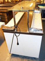 Serveringsdisk for kantine i hvitt komplett med disk og brettbaner i rustfritt, topphylle i glass, 130cm bredde, pent brukt 2015-modell