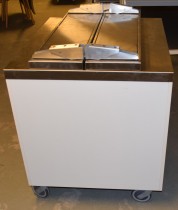 Serveringsdisk for kantine i hvitt komplett med disk og brettbaner i rustfritt,90cm bredde, pent brukt 2015-modell