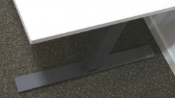 Skrivebord med elektrisk hevsenk fra Martela i hvitt / mørk grå, 180x80cm, brukt understell med ny plate