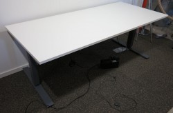 Skrivebord med elektrisk hevsenk fra Martela i hvitt / mørk grå, 180x80cm, brukt understell med ny plate