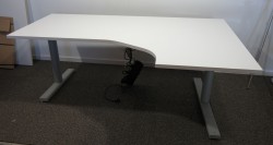 Skrivebord med elektrisk hevsenk i hvitt fra Martela, 180x120cm, høyreløsning, pent brukt understell med ny plate