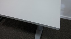 Kompakt skrivebord med elektrisk hevsenk fra Kinnarps i grått, 120x60cm, pent brukt