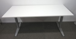 Skrivebord i hvitt / grått fra Duba B8, rektangulært 180x80cm, pent brukt understell med ny plate