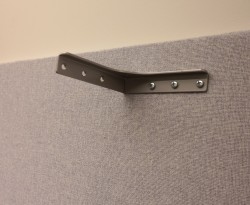Bordskillevegg i lyst grått stoff fra Edsbyn, 180x65cm, pent brukt
