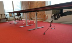 Møtebord i hvitt med understell i grått fra 420x120cm, kabelluke, passer 16-18 personer, pent brukt