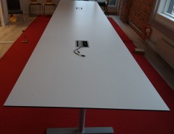 Møtebord i hvitt med understell i grått fra 420x120cm, kabelluke, passer 16-18 personer, pent brukt