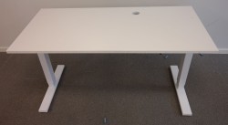 Lekkert skrivebord i hvitt fra SA Möbler, 140x70cm, pent brukt