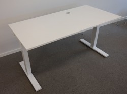 Lekkert skrivebord i hvitt fra SA Möbler, 140x70cm, pent brukt