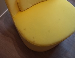 Loungestol i gul velour fra IKEAs Stockholm-serie med sving, pent brukt