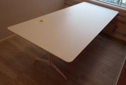 Møtebord i hvitt fra Foraform, modell Kvart, 240x100cm, pent brukt