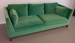 3-seter sofa i grønn velour fra IKEAs Stockholm-serie, bredde 210cm, pent brukt