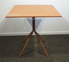 Kafebord / bord for uteservering i orangelakkert metall fra Pedrali, modell Nolita, 70x70cm, pent brukt