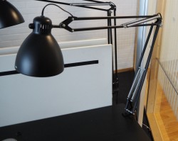 Luxo L1 LED i sort med bordfeste, LED-belysning til skrivebordet, lekker designlampe, pent brukt