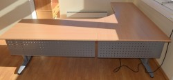 Kinnarps elektrisk hevsenk hjørneløsning skrivebord i bøk, 220x240cm, T-serie, med fotskjuler, pent brukt