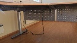 Kinnarps elektrisk hevsenk hjørneløsning skrivebord i bøk, 220x240cm, T-serie, med fotskjuler, pent brukt