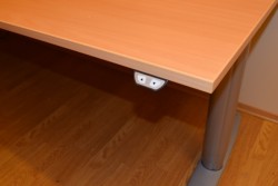 Kinnarps elektrisk hevsenk hjørneløsning skrivebord i bøk, 220x240cm, T-serie, pent brukt