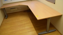 Kinnarps elektrisk hevsenk hjørneløsning skrivebord i bøk, 220x240cm, T-serie, pent brukt