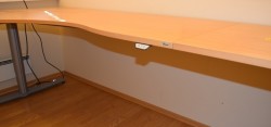 Kinnarps elektrisk hevsenk hjørneløsning skrivebord i bøk, 200x280cm, T-serie, pent brukt