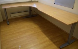 Kinnarps elektrisk hevsenk hjørneløsning skrivebord i bøk, 200x280cm, T-serie, pent brukt