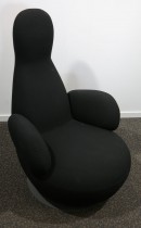 Lekker loungstol i sort stoff fra Blå Station, modell Oppo med armlene, pent brukt