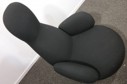 Lekker loungstol i sort stoff fra Blå Station, modell Oppo med armlene, pent brukt