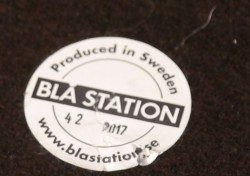 Loungemøbel, puff i sort stoff, Blå Station Pucca 2, Design: Stefan Borselius, pent brukt