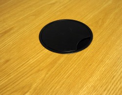 Møtebord / konferansebord i eik / sorte ben fra Materia, modell AVA, 300x110cm, passer 10-12personer, pent brukt