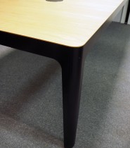 Møtebord / konferansebord i eik / sorte ben fra Materia, modell AVA, 300x110cm, passer 10-12personer, pent brukt