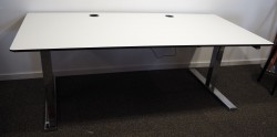 Duba B8 skrivebord med elektrisk hevsenk i hvitt og krom, 180x90cm, pent brukt