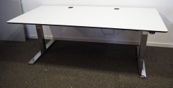 Duba B8 skrivebord med elektrisk hevsenk i hvitt og krom, 180x90cm, pent brukt