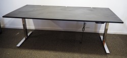 Skrivebord med elektrisk hevsenk fra Ragnars i sort linoleum / krom, 200x100cm, pent brukt