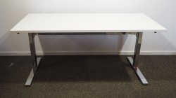 Skrivebord med elektrisk hevsenk i hvitt / krom fra Ragnars, 160x80cm, pent brukt understell med ny plate
