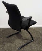 Konferansestol/besøksstol: Håg H04 Comm 4470 i sort stoff, sortlakkerte ben, pent brukt