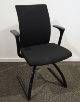 Konferansestol/besøksstol: Håg H04 Comm 4470 i sort stoff, sortlakkerte ben, pent brukt