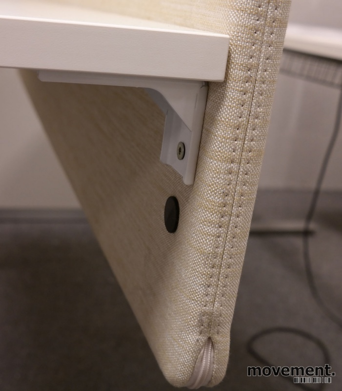 Solgt!Bordskillevegg i lyst beige stoff - 3 / 5
