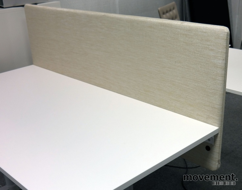 Solgt!Bordskillevegg i lyst beige stoff - 1 / 5