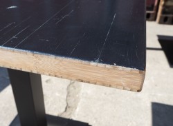 Kafebord med plate i sortlakkert bambus, natur kant, understell i sortlakkert metall, 70x70cm, H=73cm, pent brukt