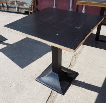Kafebord med plate i sortlakkert bambus, natur kant, understell i sortlakkert metall, 70x70cm, H=73cm, pent brukt
