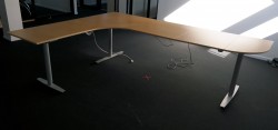 Hjørneløsning / skrivebord med elektrisk hevsenk i bjerk fra Linak. 260x200cm, pent brukt