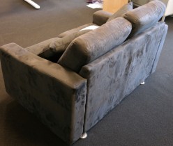 Loungesofa: 2-seter sofa fra Fjords i mørkt grått mikorfiberstoff, bredde 140cm, pent brukt
